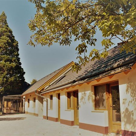 Mamutfenyo Panzio Bed & Breakfast Tata Eksteriør bilde