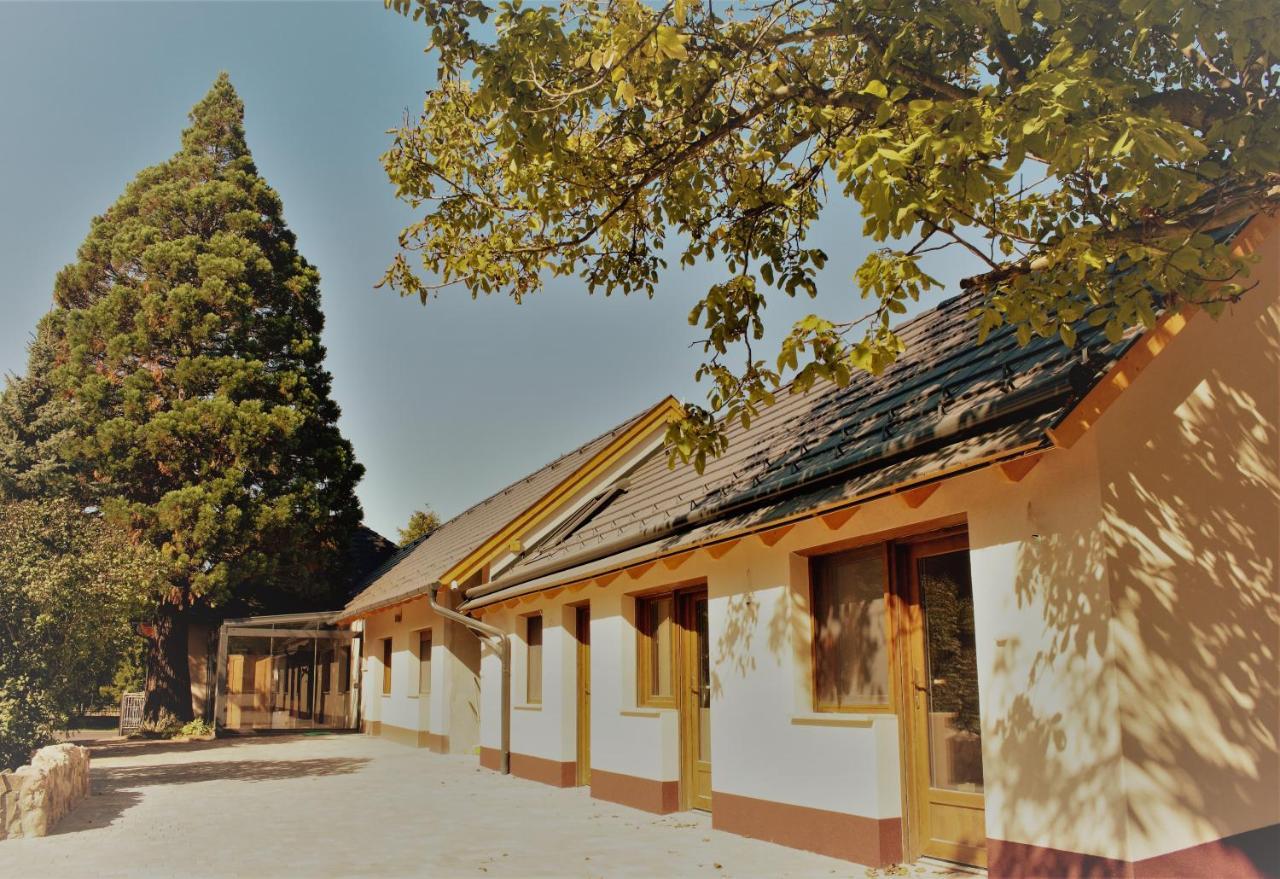Mamutfenyo Panzio Bed & Breakfast Tata Eksteriør bilde