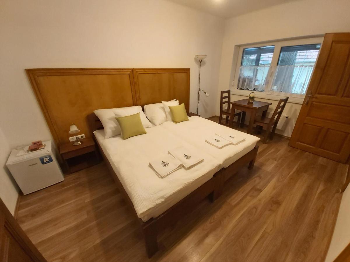 Mamutfenyo Panzio Bed & Breakfast Tata Eksteriør bilde
