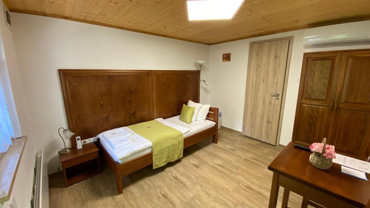 Mamutfenyo Panzio Bed & Breakfast Tata Eksteriør bilde