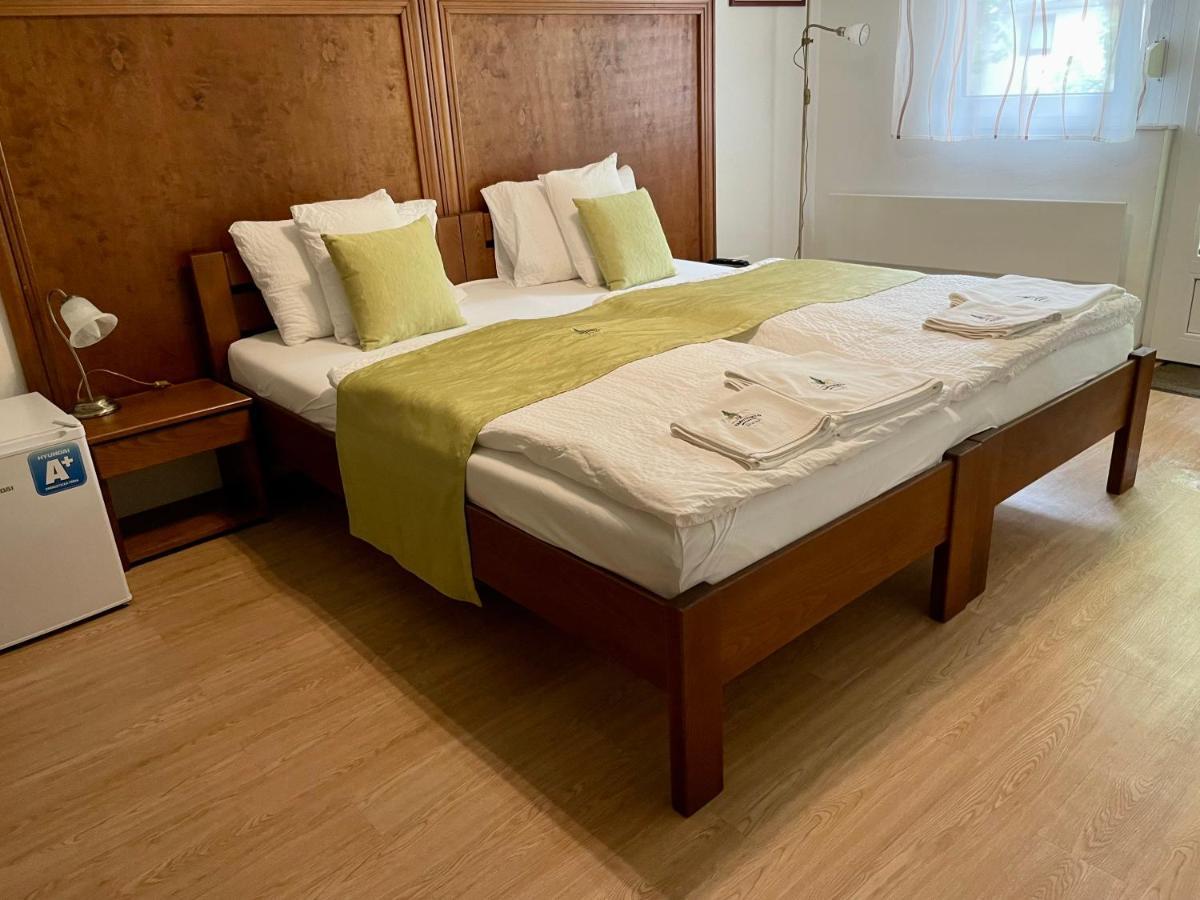 Mamutfenyo Panzio Bed & Breakfast Tata Eksteriør bilde