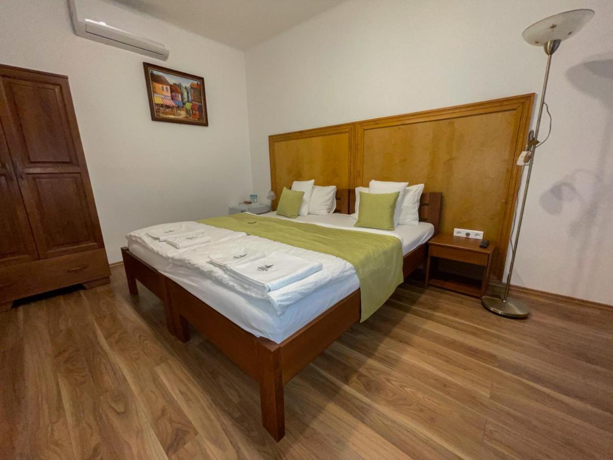 Mamutfenyo Panzio Bed & Breakfast Tata Eksteriør bilde