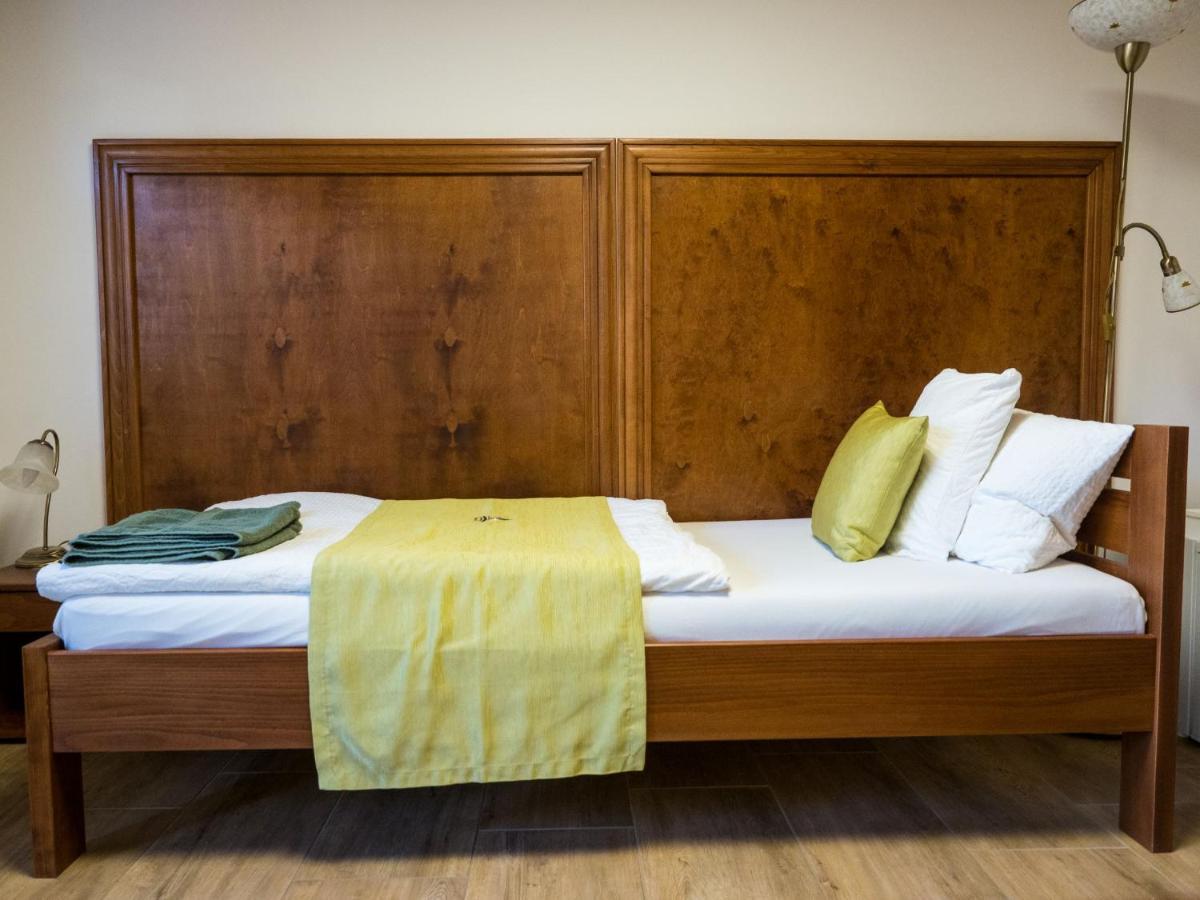 Mamutfenyo Panzio Bed & Breakfast Tata Eksteriør bilde